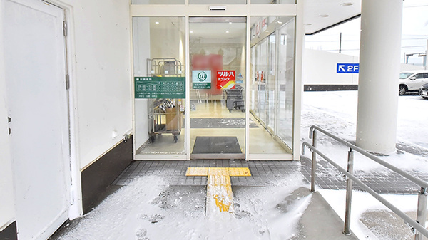 調剤薬局ツルハドラッグ秋田広面西店の入口