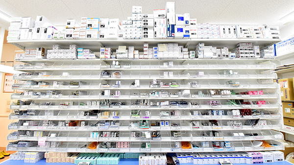 調剤薬局ツルハドラッグ秋田広面西店の薬棚