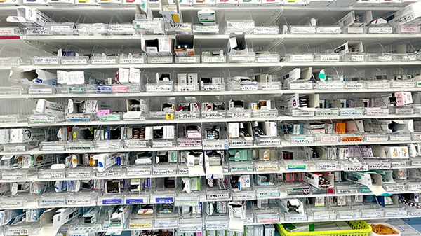 新生堂薬局井尻店の薬棚