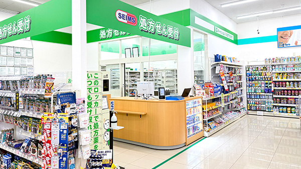 ドラッグセイムス八街朝日薬局の入口