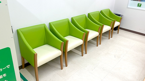 ドラッグセイムス戸塚汲沢薬局の待合スペース