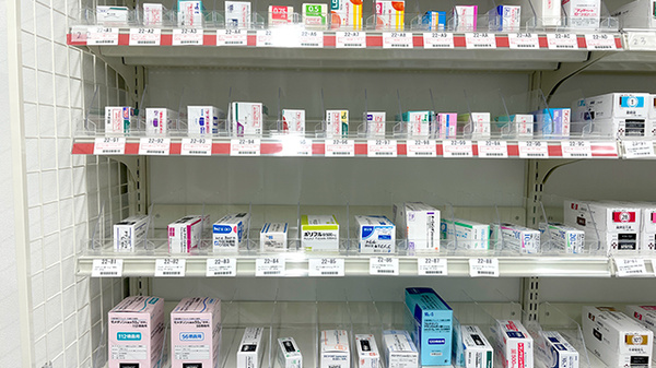 ドラッグセイムス戸塚汲沢薬局の薬棚
