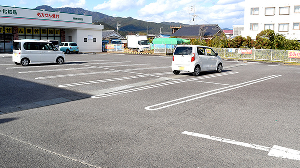 セイムス熊野有馬薬局の駐車場