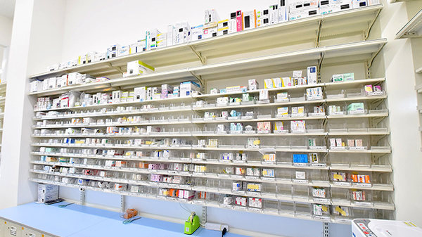 スギ薬局 綾瀬深谷店の薬棚