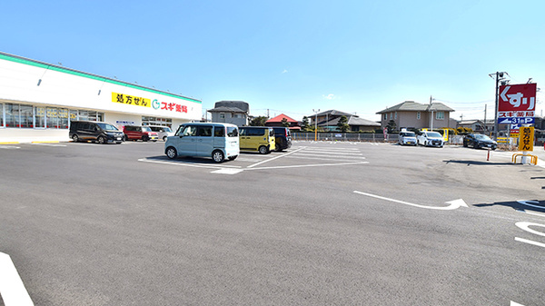 スギ薬局 綾瀬深谷店の駐車場