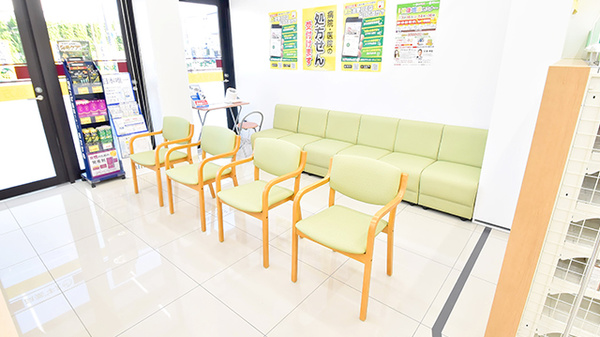 スギ薬局 宝ヶ池店の待合スペース