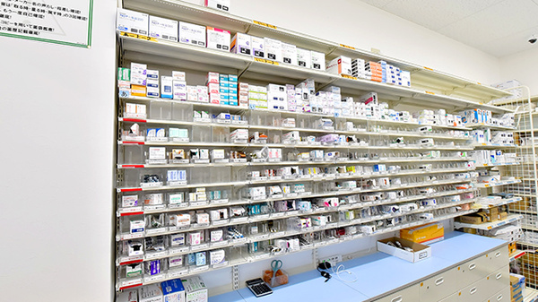 スギ薬局 丸山台店の薬棚