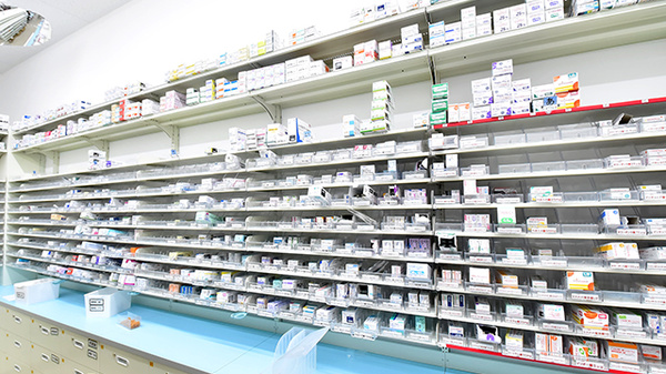 スギ薬局 阿倍野駅北店の薬棚