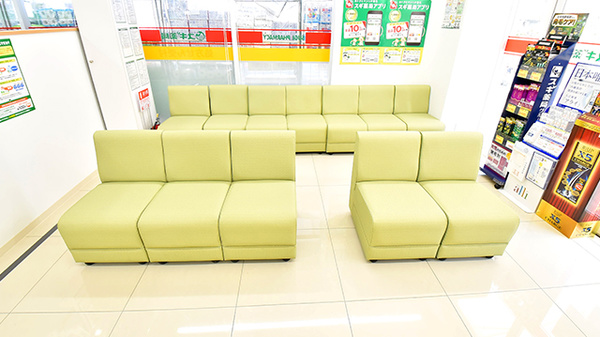 スギ薬局 高槻栄町店の待合スペース