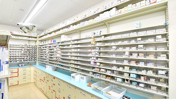 スギ薬局 高槻栄町店の薬棚