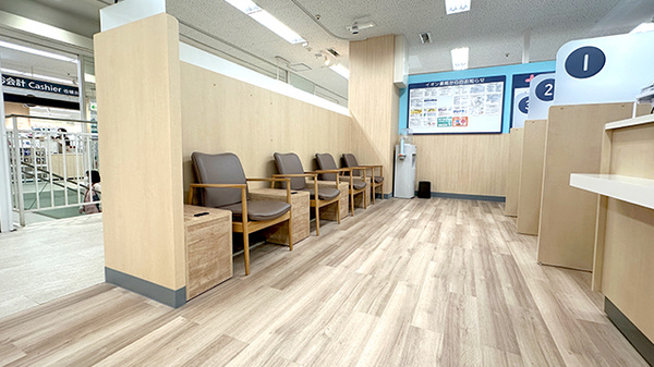 イオン薬局須坂駅前店の待合スペース