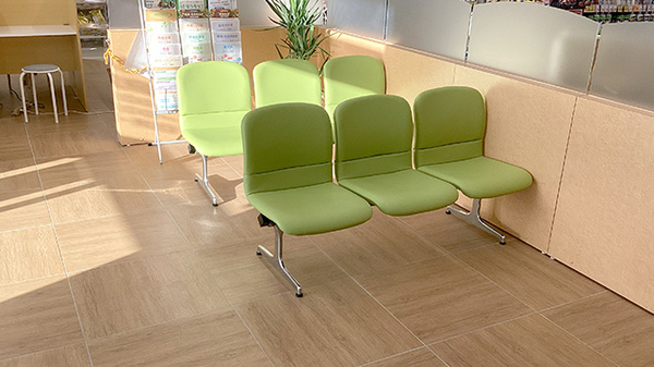 ヤックスドラッグ木更津羽鳥野薬局の待合スペース