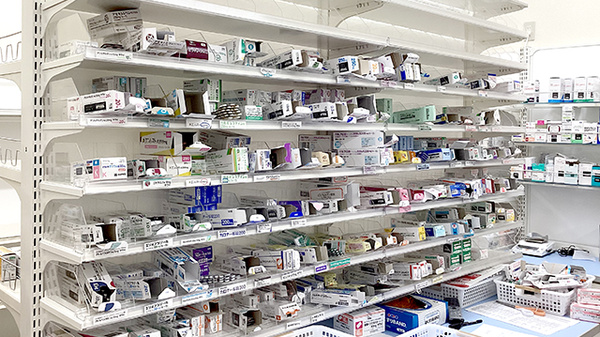 ヤックスドラッグ木更津羽鳥野薬局の薬棚