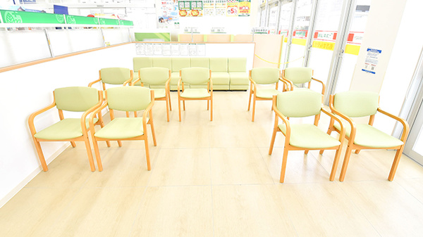 スギ薬局 鳴海南店の待合スペース