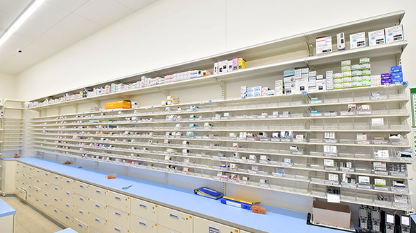 スギ薬局 鳴海南店の薬棚