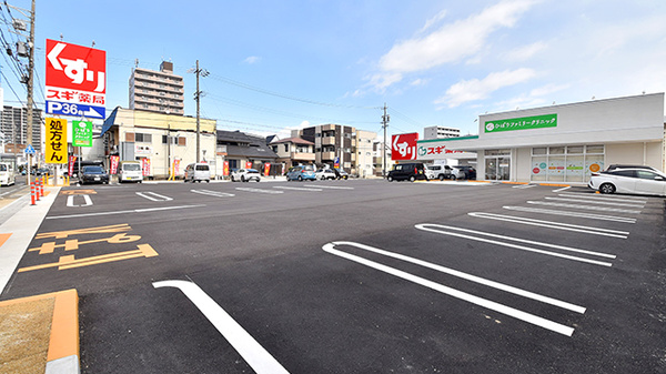 スギ薬局 鳴海南店の駐車場