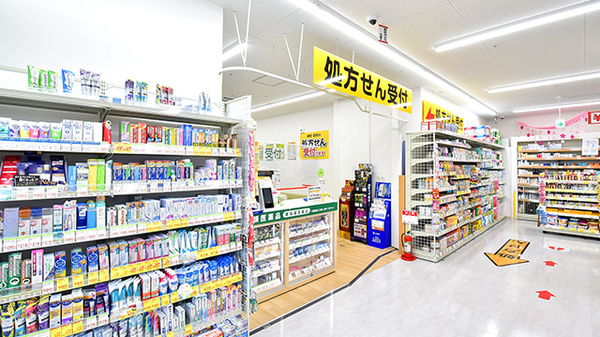 スギ薬局 枚方市駅北店の入口