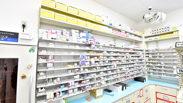 スギ薬局 枚方市駅北店の薬棚