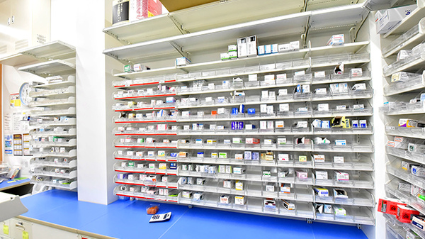 ドラッグイレブン薬局御笠川店の薬棚