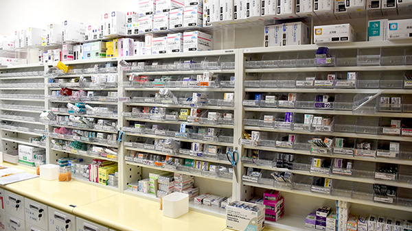 プラザ薬局　枚方大橋店の薬棚