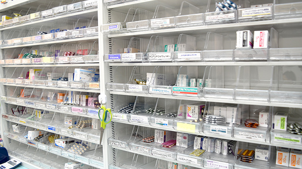 にじいろ薬局　吹田店の薬棚