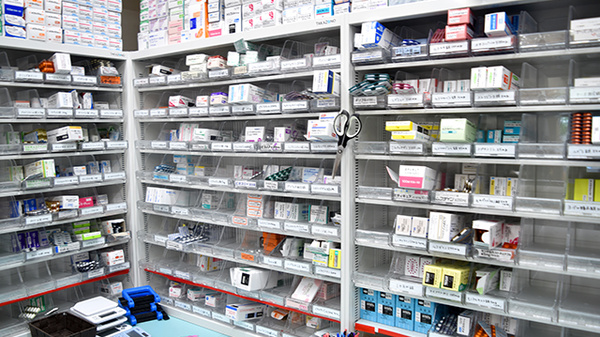 さくら薬局　岡本店の薬棚