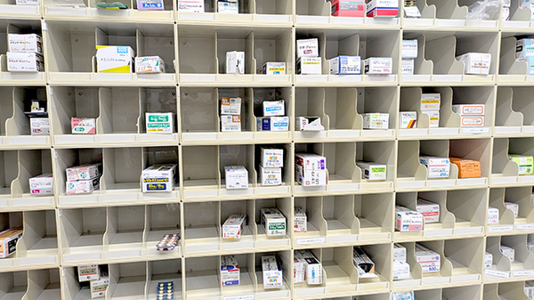 稲垣薬局 三鷹南口店の薬棚