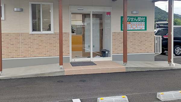 高瀬薬局の入口