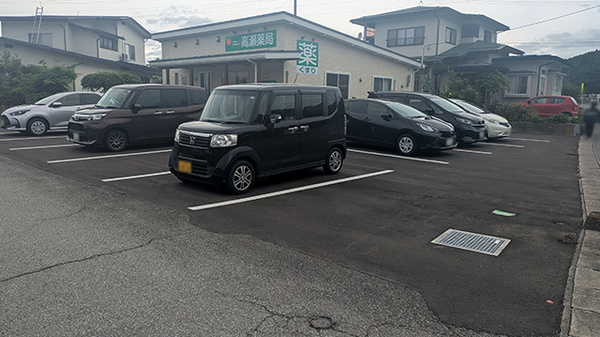 高瀬薬局の駐車場