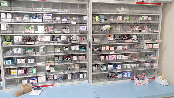 フレンド薬局　小山喜沢店の薬棚