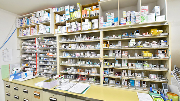 トリム薬局 五稜郭店の薬棚