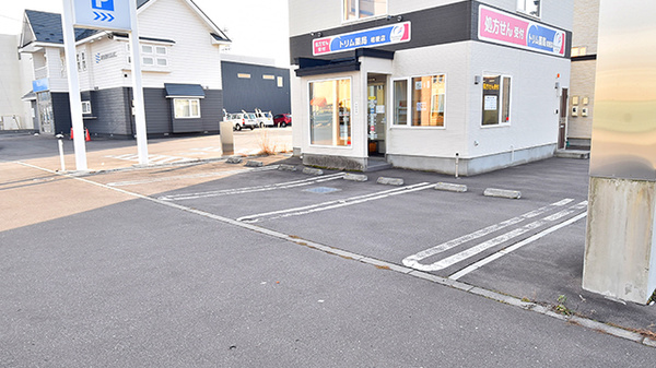 トリム薬局 桔梗店の駐車場