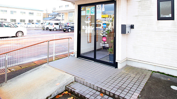 ファーマライズ薬局 燕店の入口