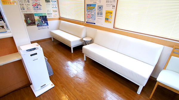 ファーマライズ薬局 燕店の待合スペース
