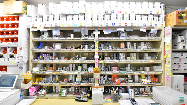 ファーマライズ薬局 諏訪町店の薬棚
