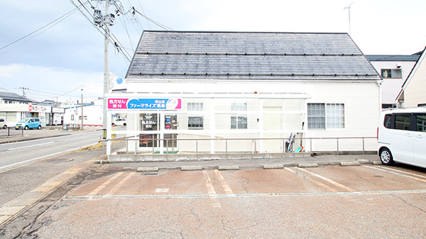 ファーマライズ薬局 粟山店の駐車場
