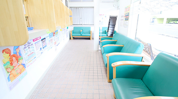 ファーマライズ薬局 学校町店の待合スペース
