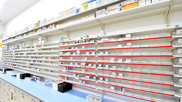 スギ薬局 平群店の薬棚