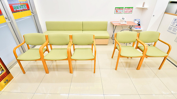 スギ薬局 高殿西店の待合スペース