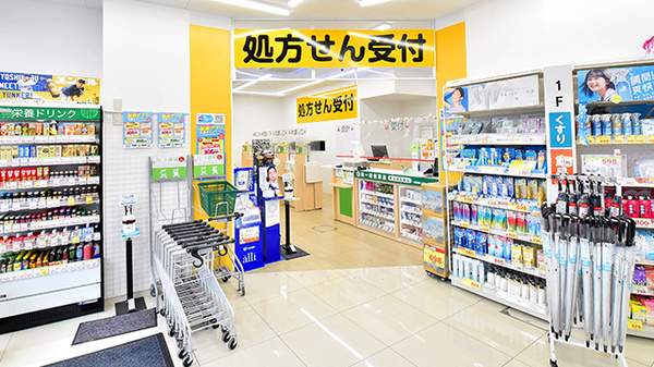 スギ薬局 十日市場駅前店の入口
