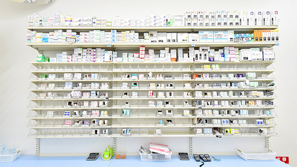 スギ薬局 十日市場駅前店の薬棚