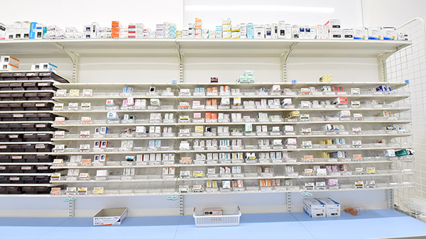 スギ薬局 神田駅南口店の薬棚