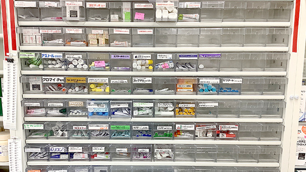 花・花薬局昭和通り店の薬棚