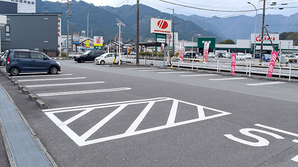 セイムス尾鷲古戸薬局の駐車場
