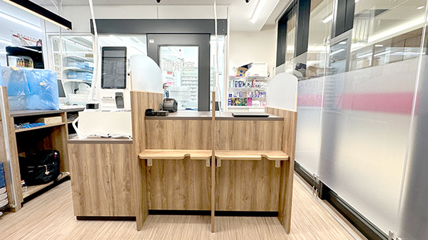 コクミン薬局　ペリエ海浜幕張パークサイド店の受付/カウンター