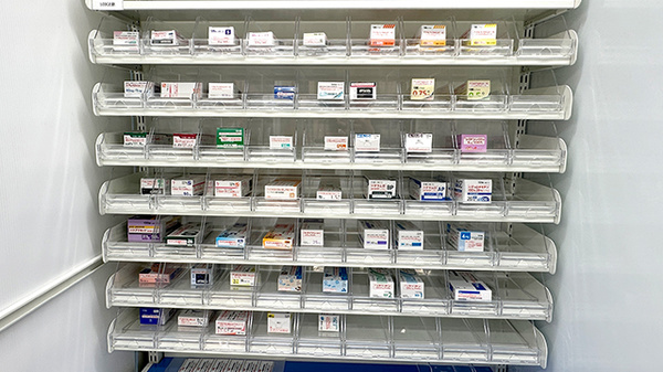 コクミン薬局　ペリエ海浜幕張パークサイド店の薬棚