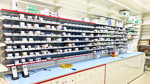 コスモス調剤薬局 鶴田店の薬棚