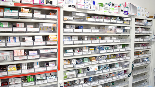 スマイル薬局竜田店の薬棚
