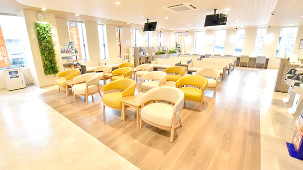 ツルハN6薬局の待合スペース