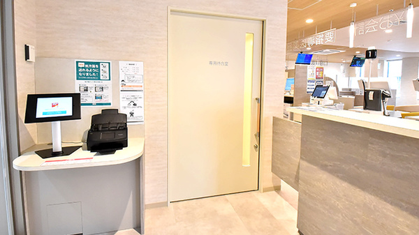 ツルハN6薬局の感染予防待合スペース